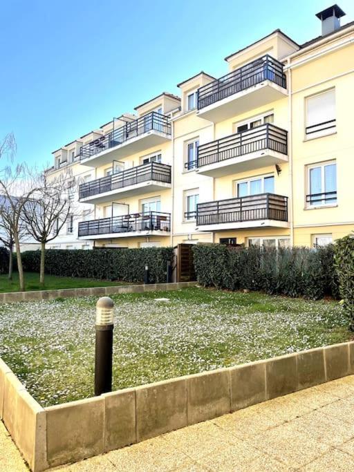 شقة Grand F3 A 30Mn De Paris - Terrasse + Parking Prive سانت أوين لاومون المظهر الخارجي الصورة